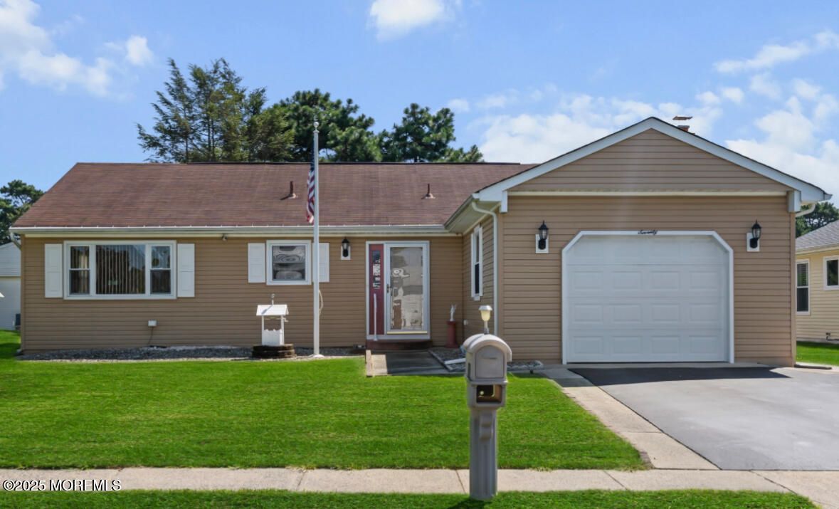 Attached, Exterior, Facade, Ranch