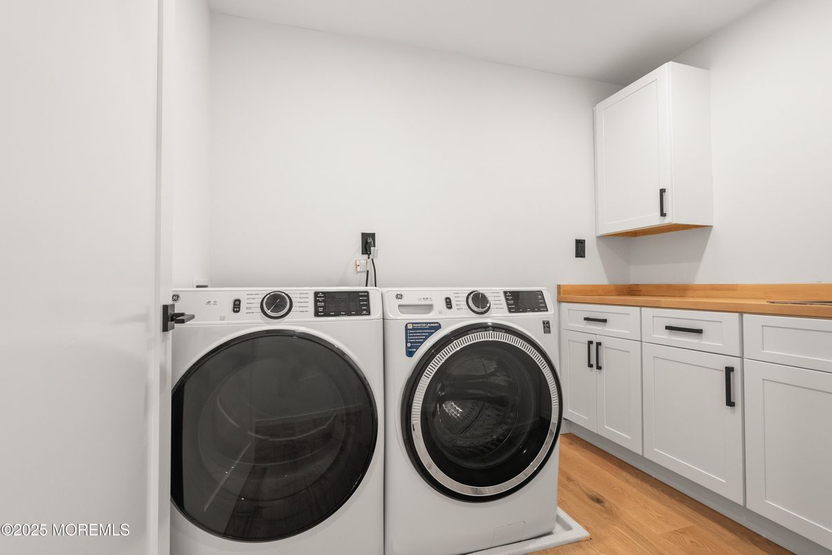 Interior, Washer, Wood Texture Flooring