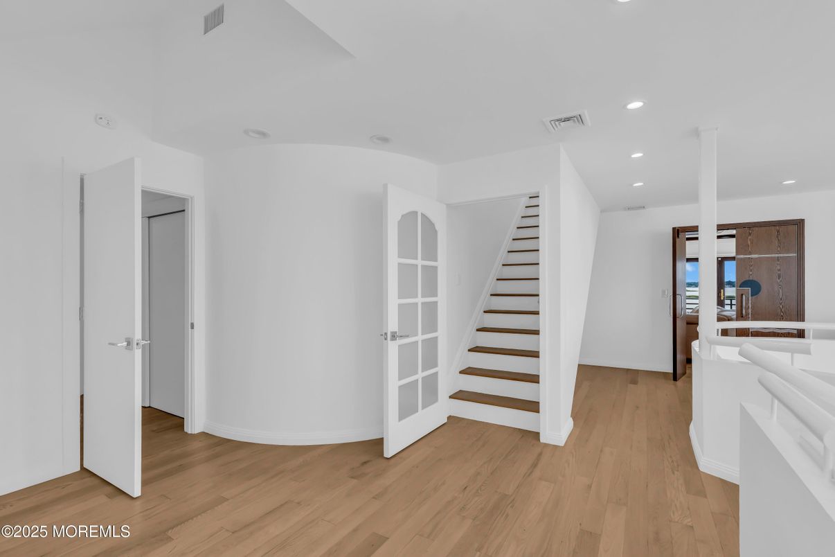 Interior, Recessed Lighting, Wood Texture Flooring