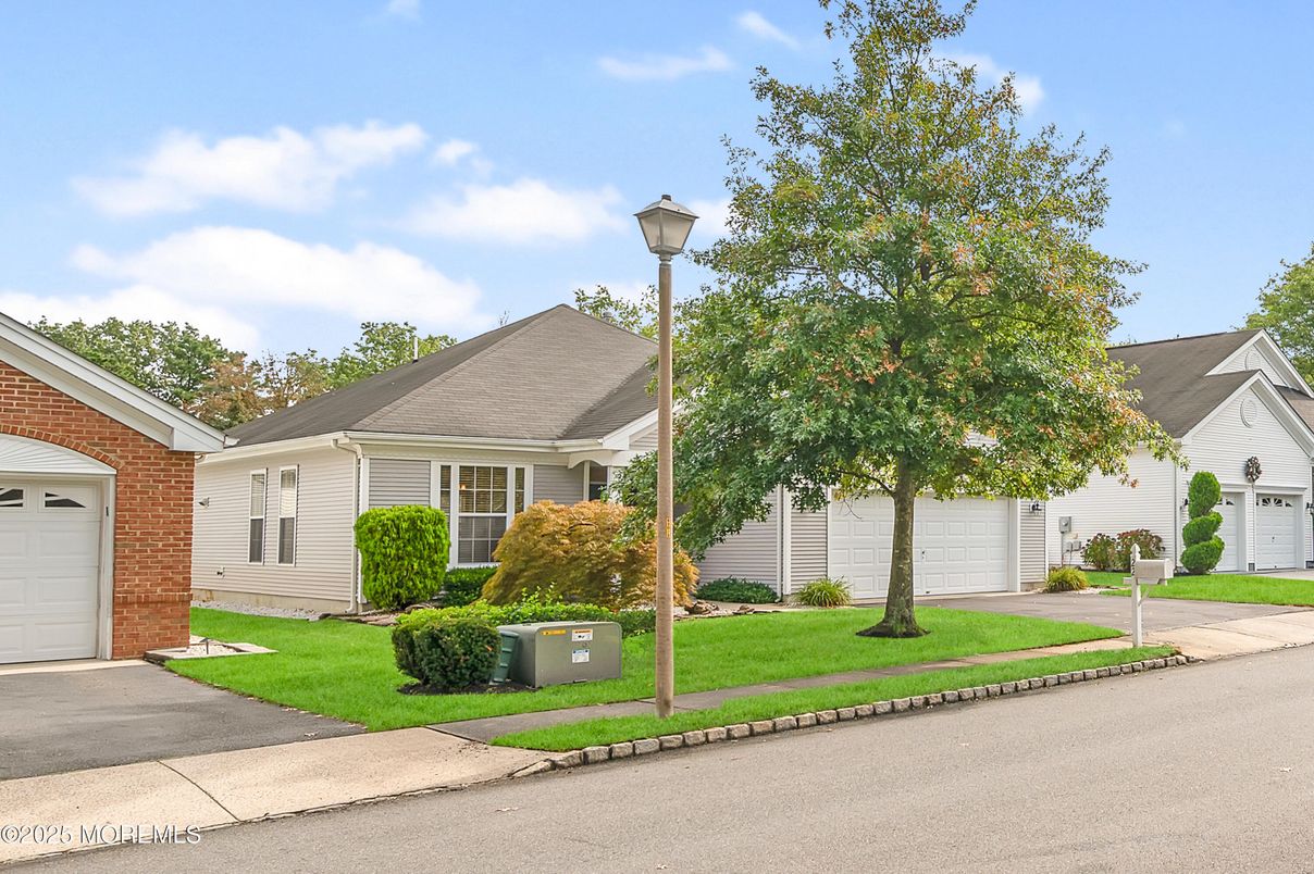 Attached, Exterior, Facade, Brick Facade, Ranch