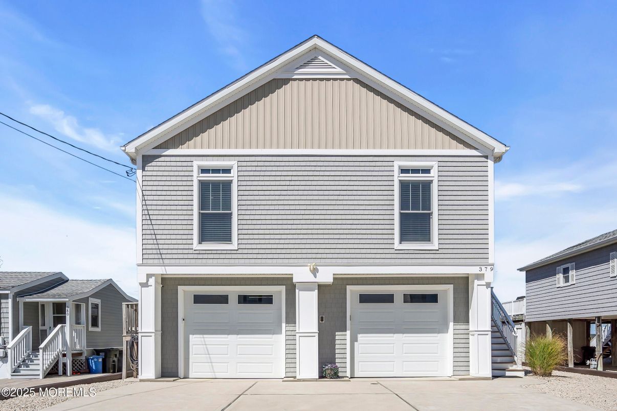 Attached, Exterior, Facade, American Craftsman