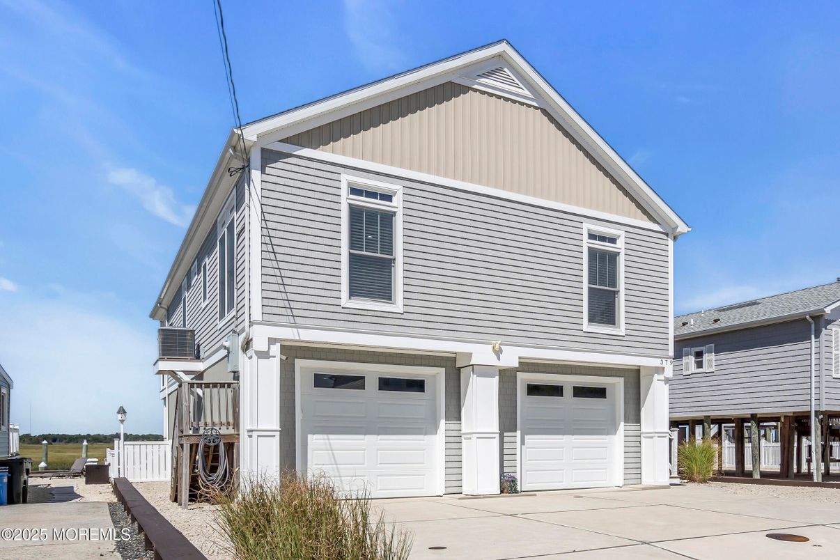 Attached, Exterior, Facade, Queen Anne Victorian
