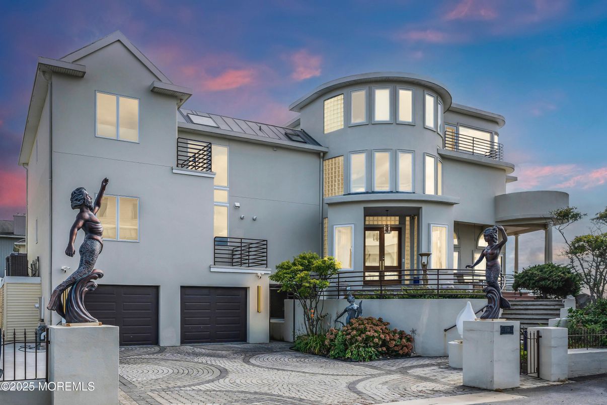 Attached, Exterior, Facade, Modern
