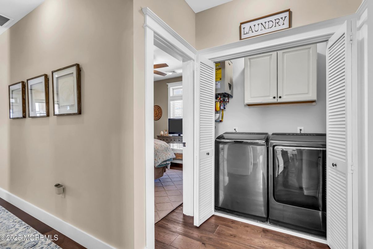 Interior, Washer, Wood Texture Flooring