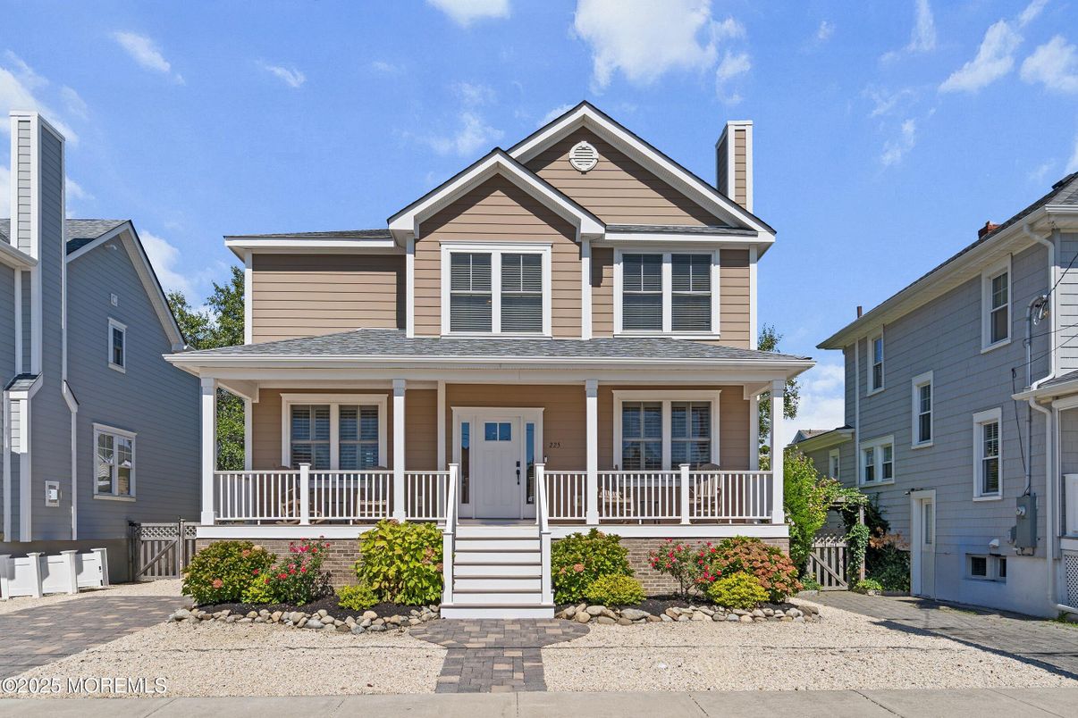 Exterior, Facade, Queen Anne Victorian