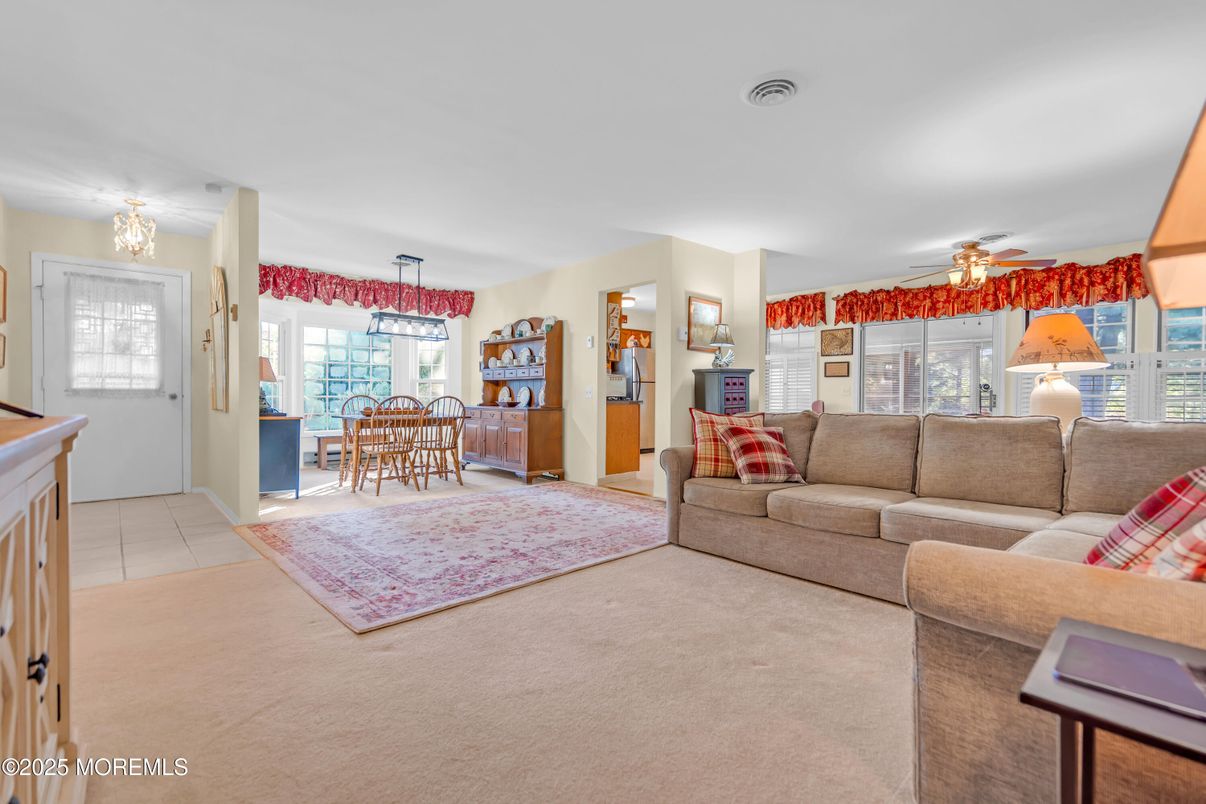 Chandelier, Dining room, Interior, Living room, Pendant Lights