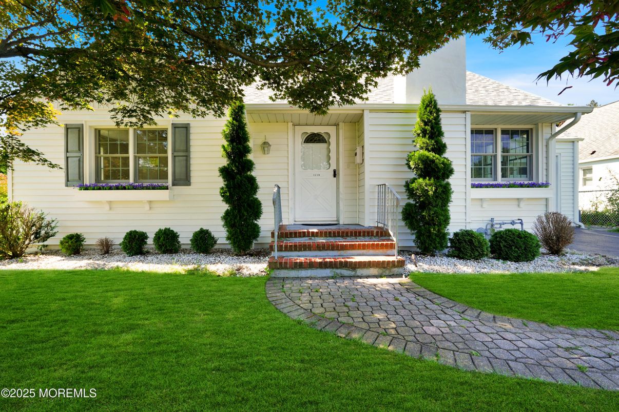 Exterior, Facade, Cape Cod