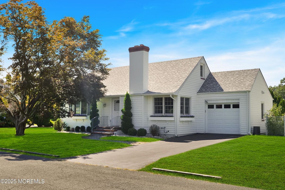 Attached, Exterior, Facade, Cape Cod