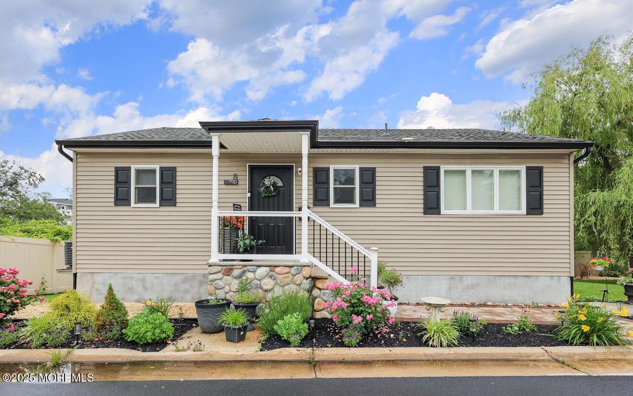 Exterior, Facade, Raised Ranch