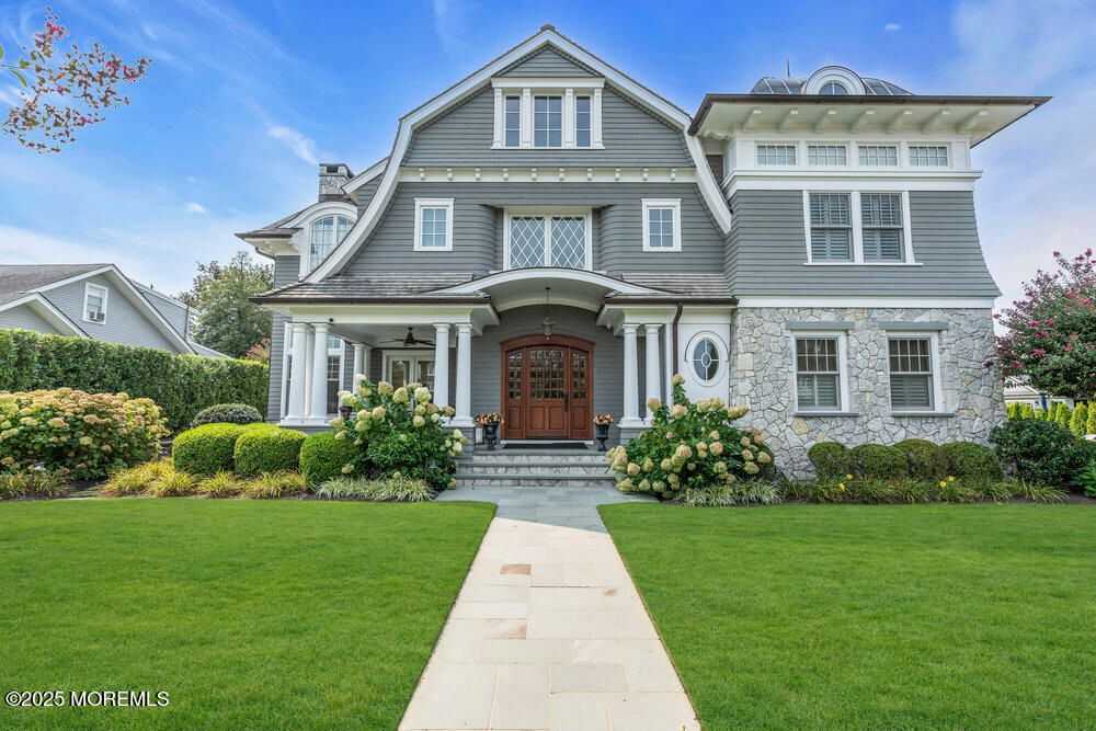 Exterior, Facade, Queen Anne Victorian