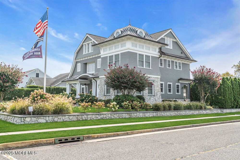 Exterior, Facade, Queen Anne Victorian