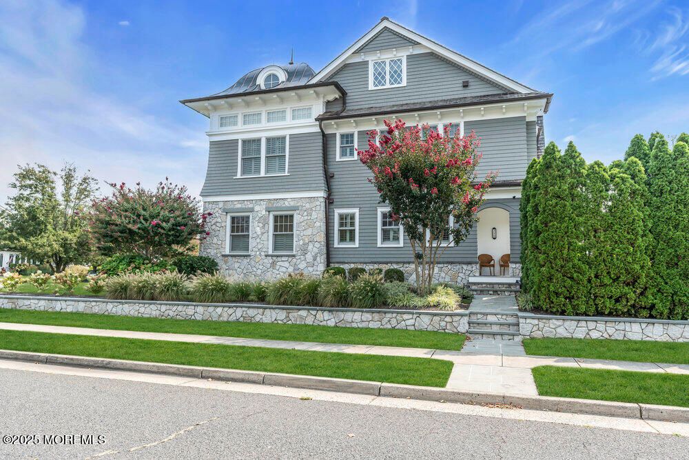 Exterior, Facade, Queen Anne Victorian