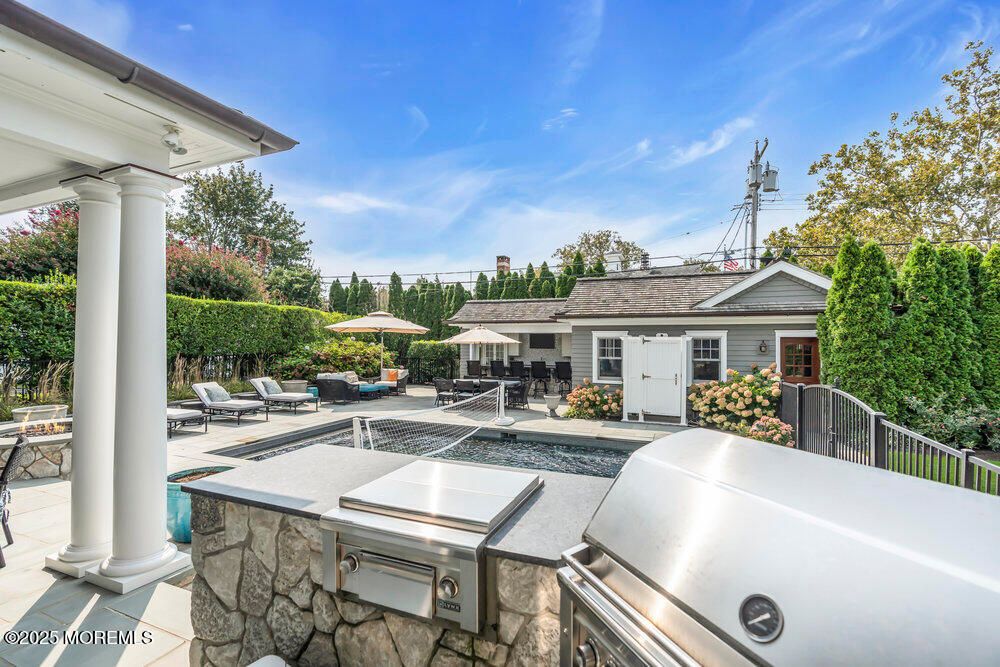 Exterior, Outdoor Kitchen, Pool