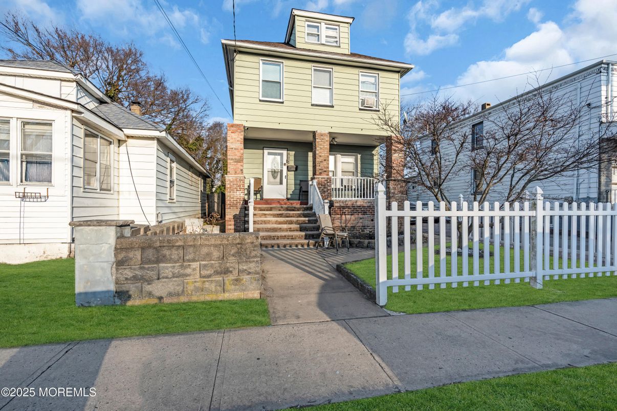 Exterior, Facade, American Foursquare