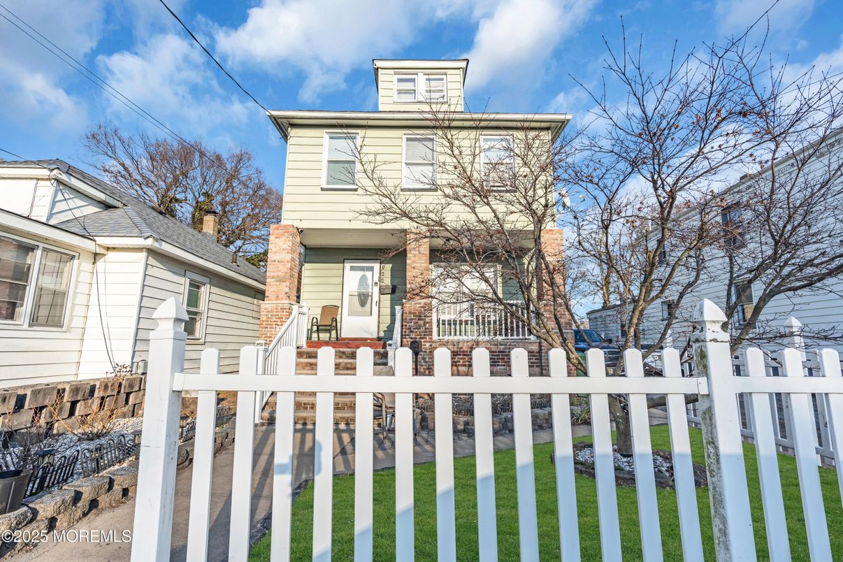 Exterior, Facade, American Foursquare
