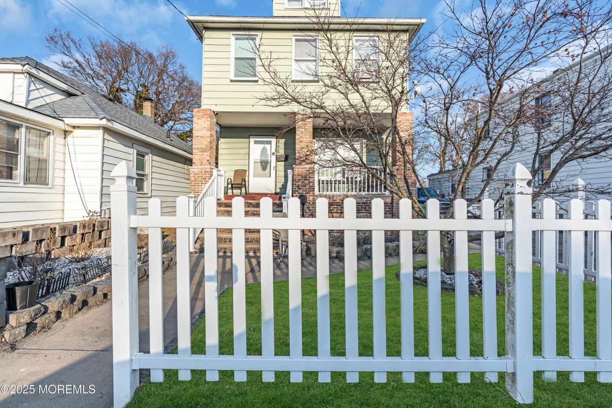 Backyard, Exterior, Facade, American Foursquare
