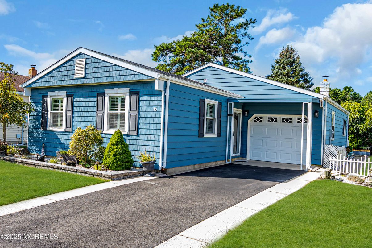 Attached, Exterior, Facade, Ranch