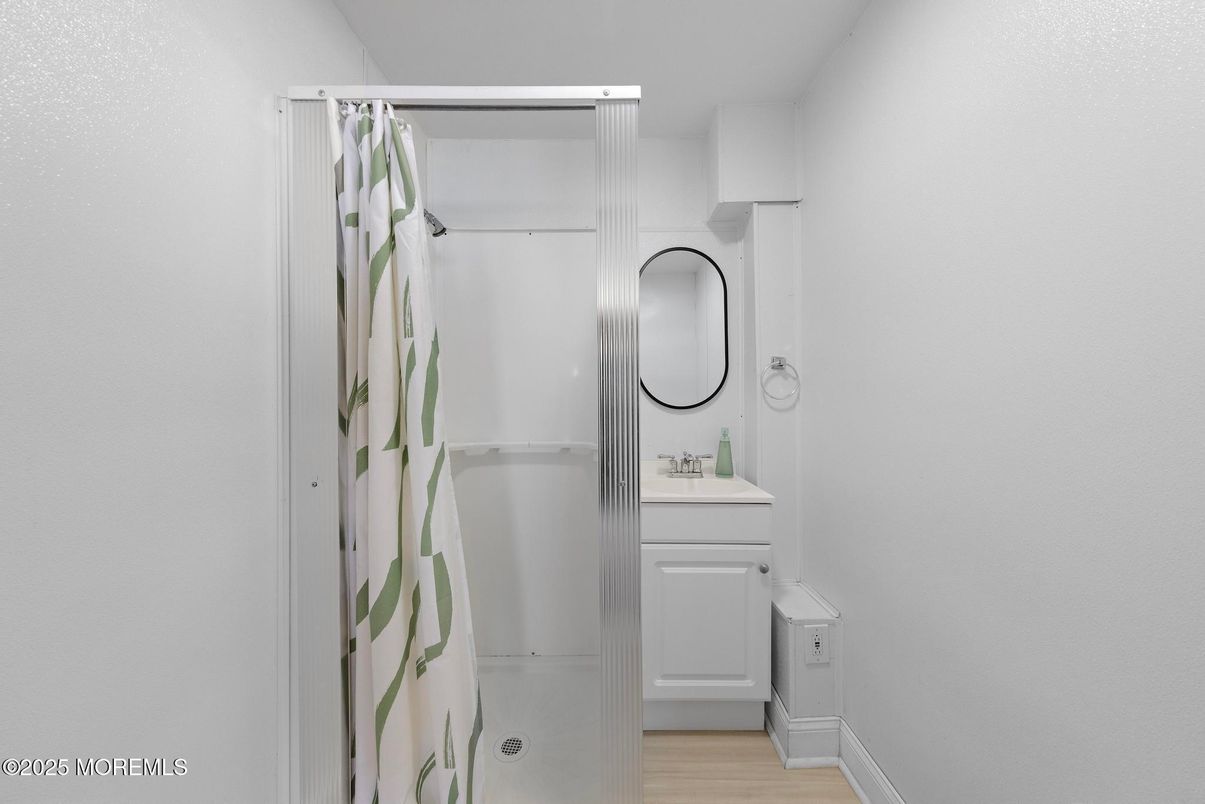 Interior, Utility Closets, Washer, Wood Texture Flooring