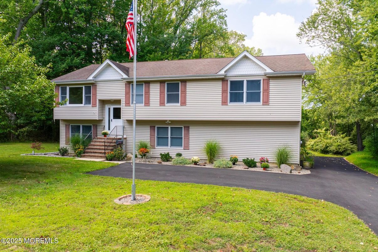 Exterior, Facade, Raised Ranch