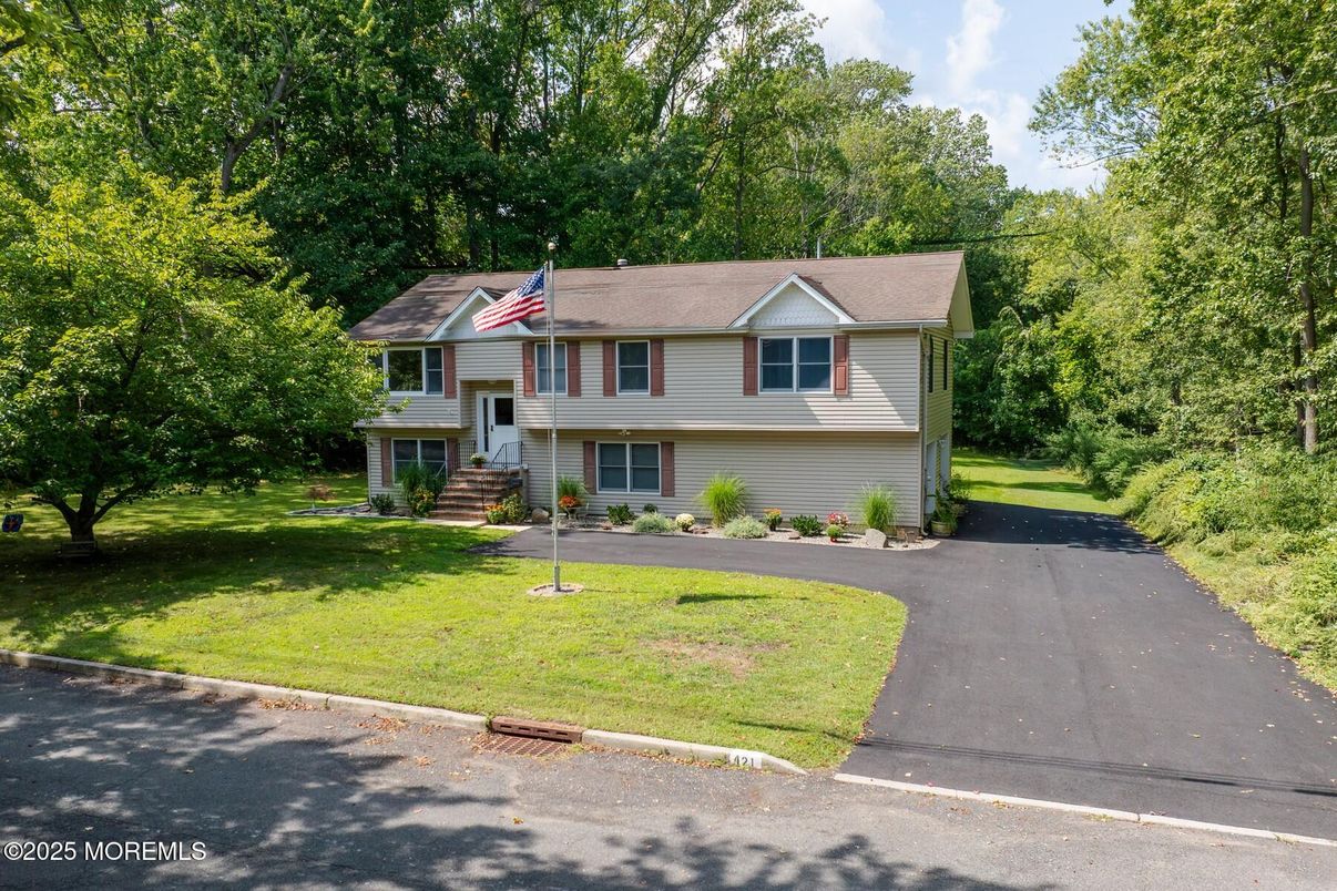 Exterior, Facade, Raised Ranch