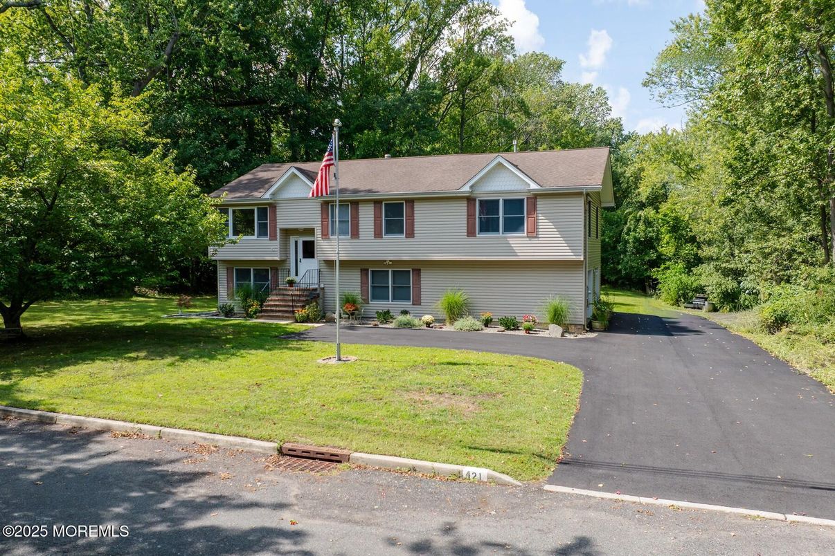 Attached, Exterior, Facade, Raised Ranch