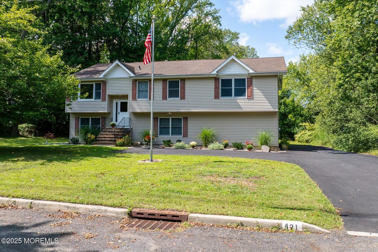 Exterior, Facade, Raised Ranch