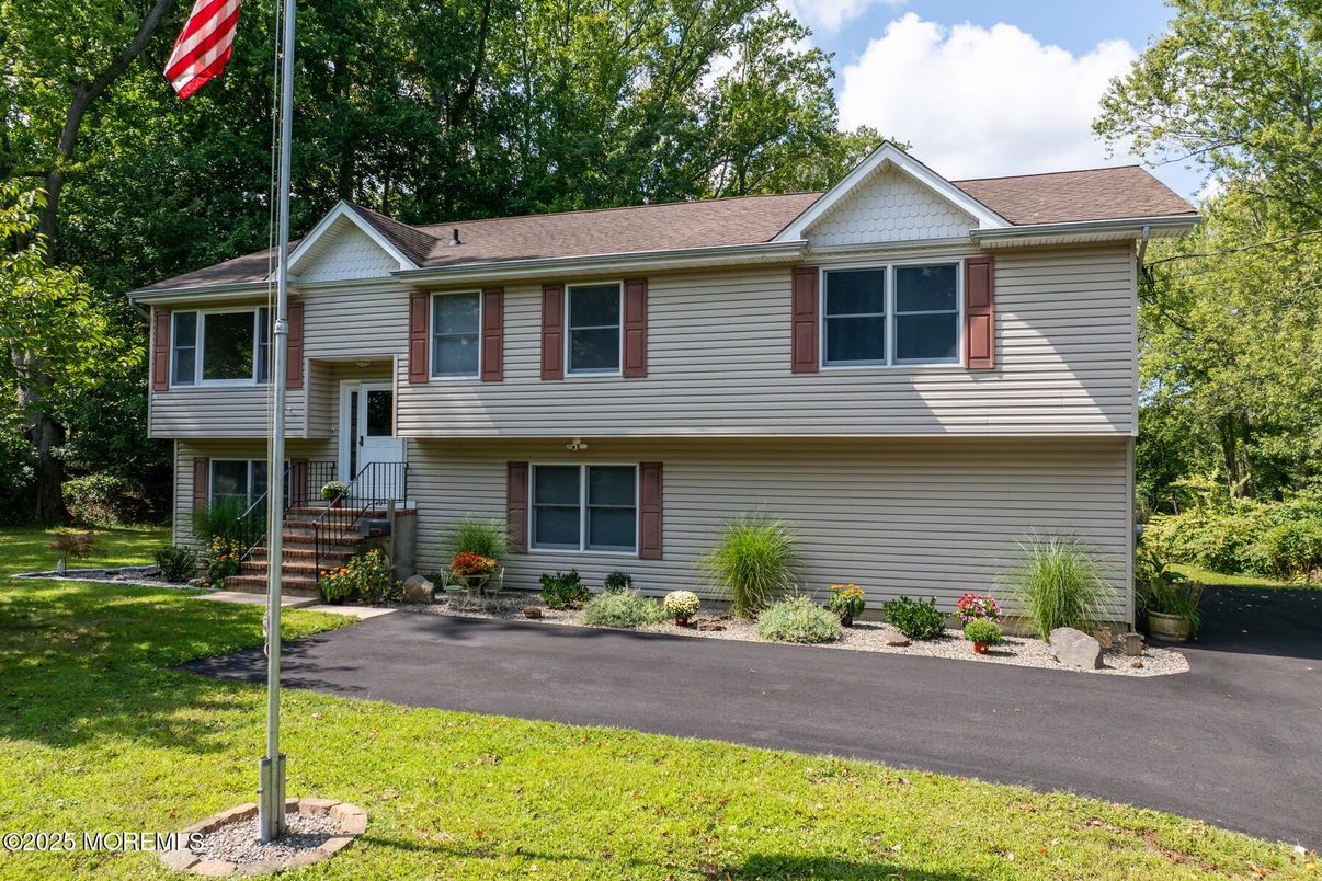 Exterior, Facade, Raised Ranch