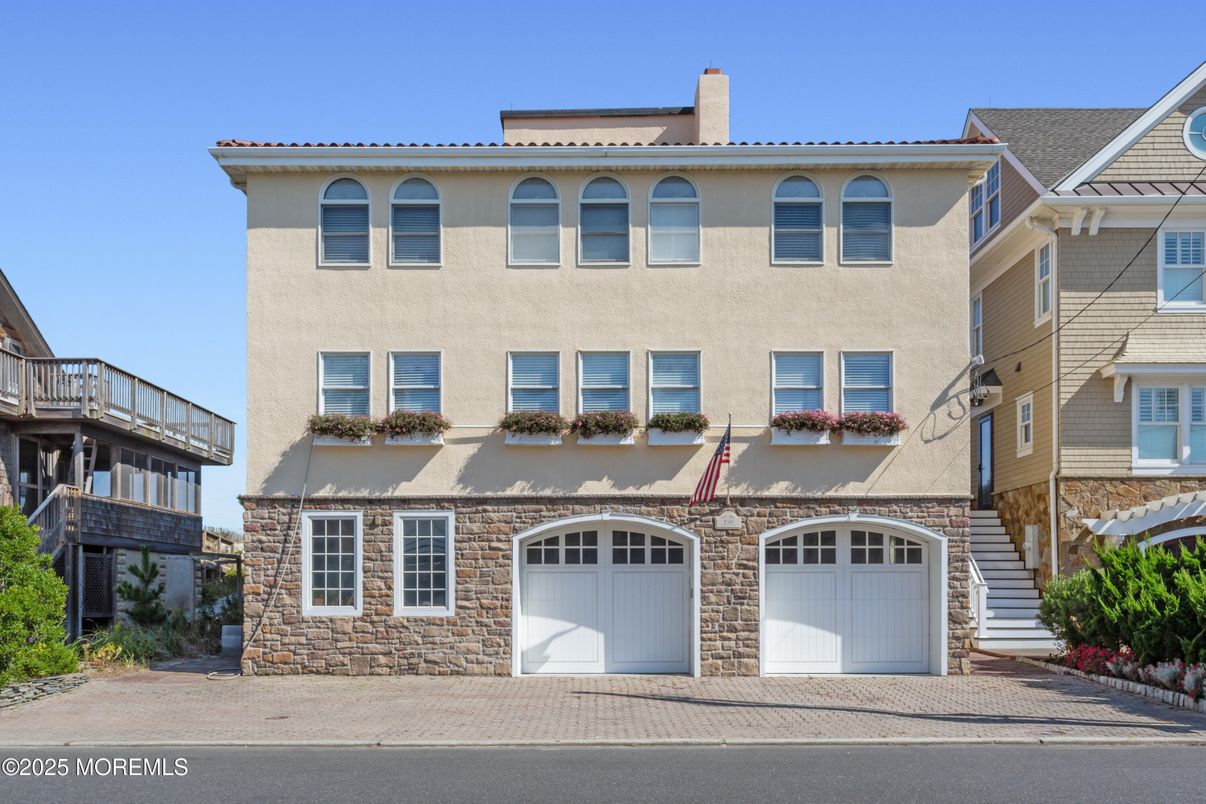 Attached, Exterior, Facade, Mediterranean