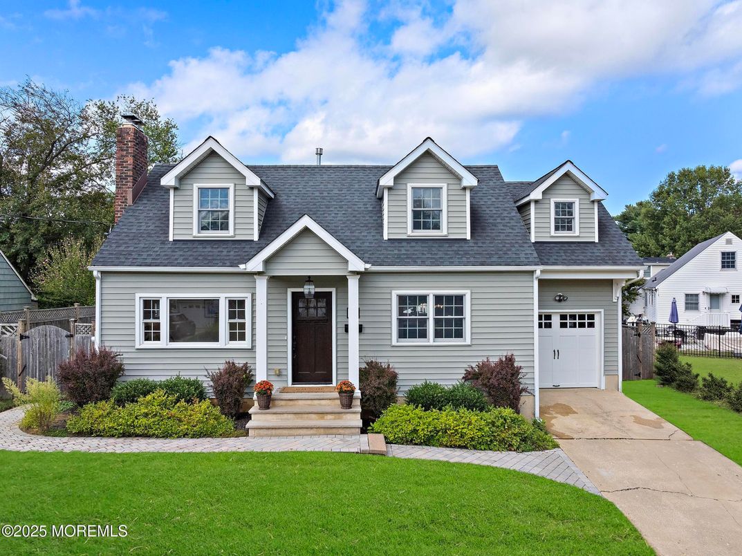 Attached, Exterior, Facade, Cape Cod