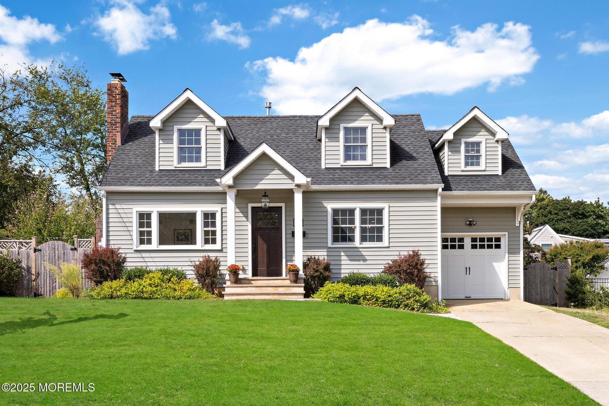 Attached, Exterior, Facade, Cape Cod