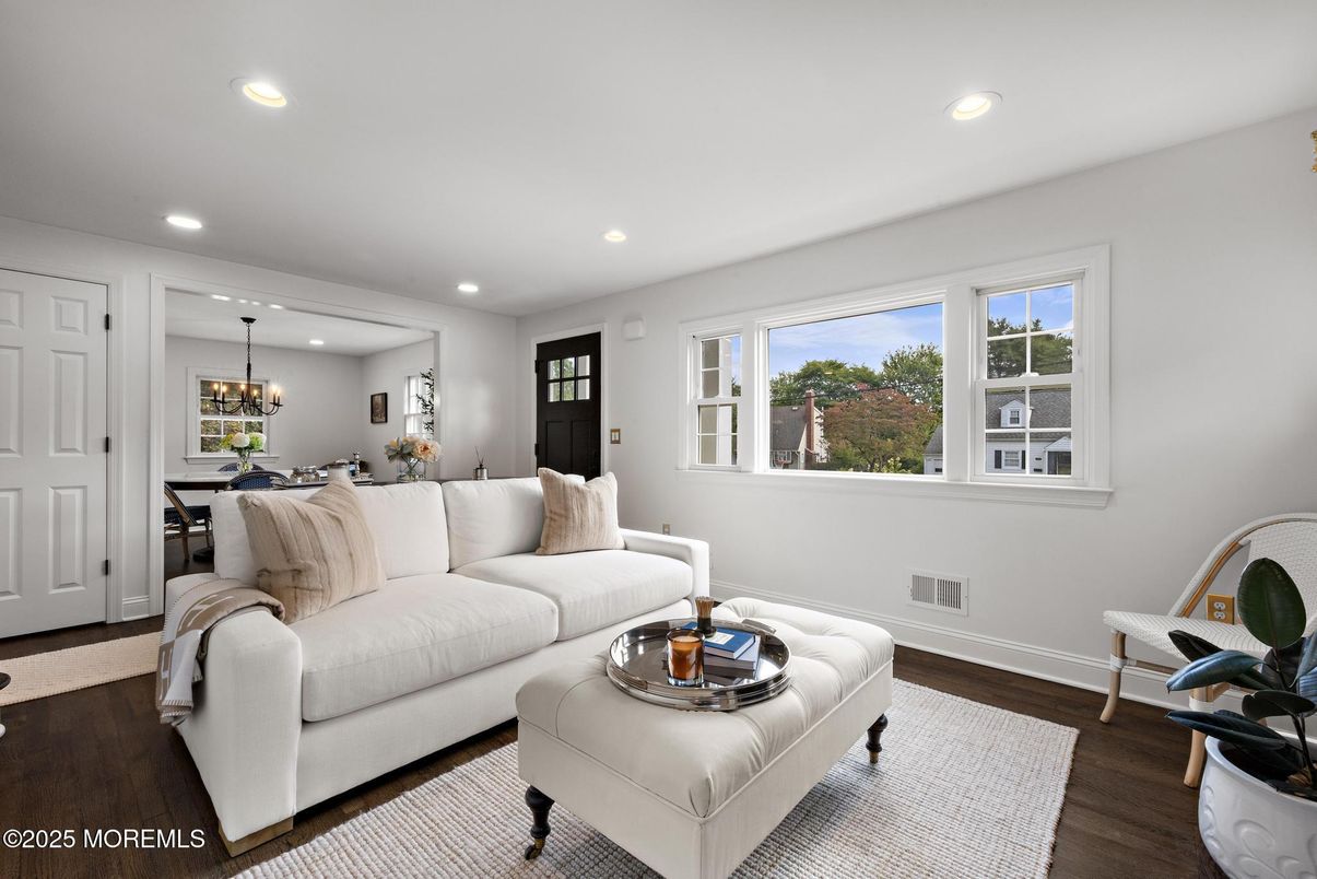 Dining room, Interior, Living room, Pendant Lights, Recessed Lighting, Wood Texture Flooring