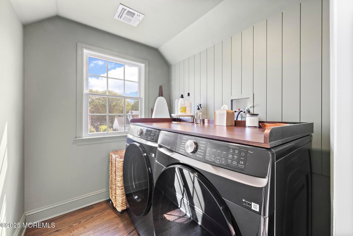 Interior, Washer, Wood Texture Flooring
