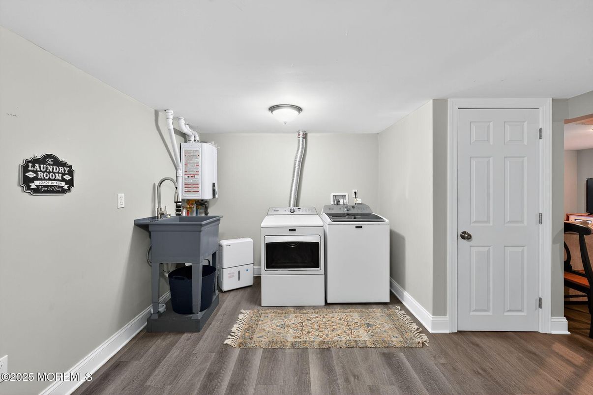 Interior, Washer, Wood Texture Flooring