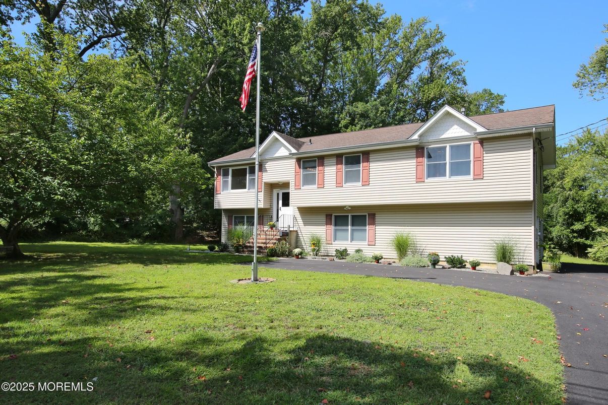 Backyard, Exterior, Facade, Raised Ranch