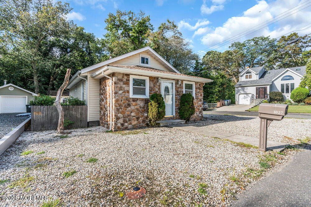 Attached, Detached Garage, Exterior, Facade, Cape Cod