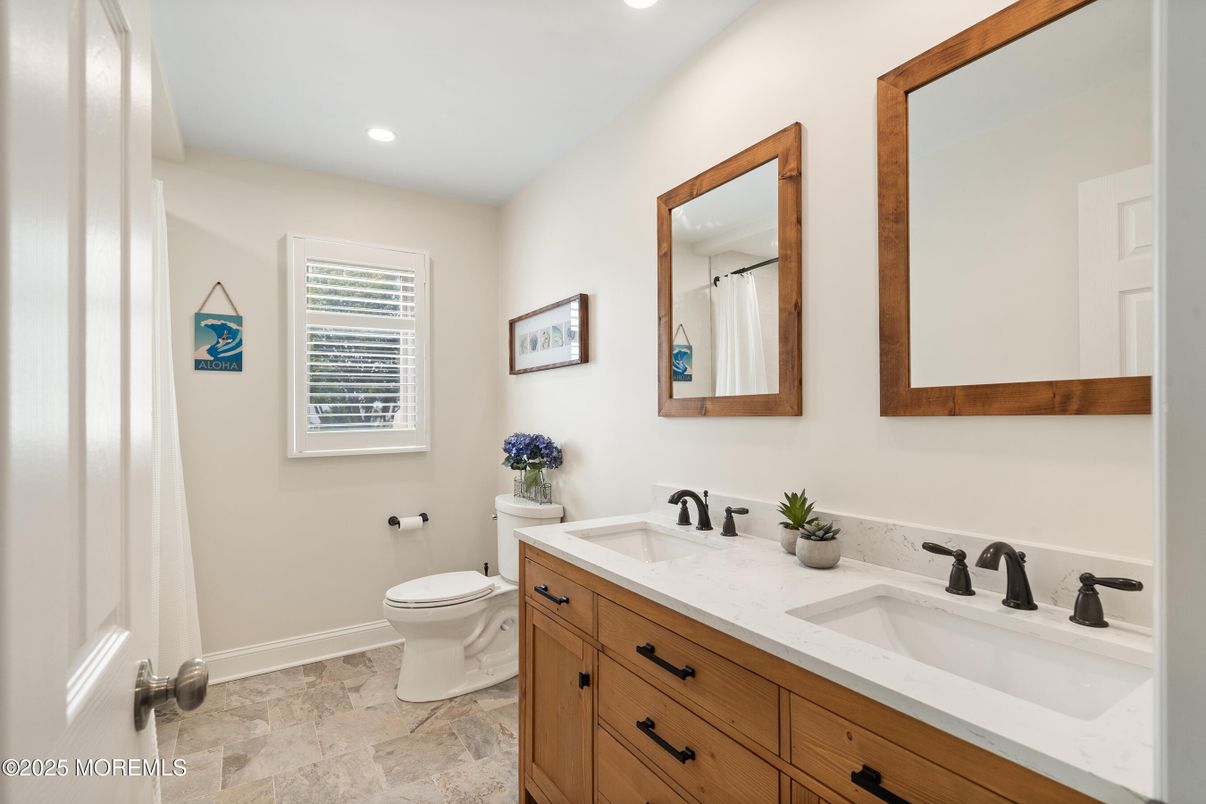 Bathroom, Dual Sink Vanities, Interior, Recessed Lighting