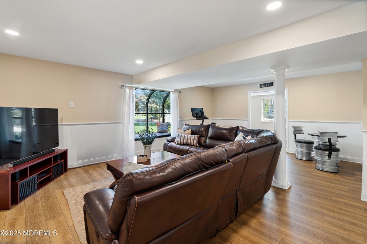 Fitness Equipment, Interior, Living room, Recessed Lighting, Wood Texture Flooring