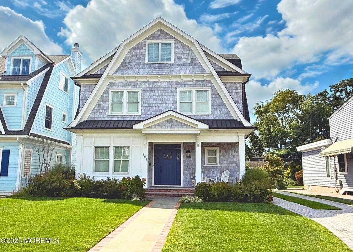Exterior, Facade, Queen Anne Victorian