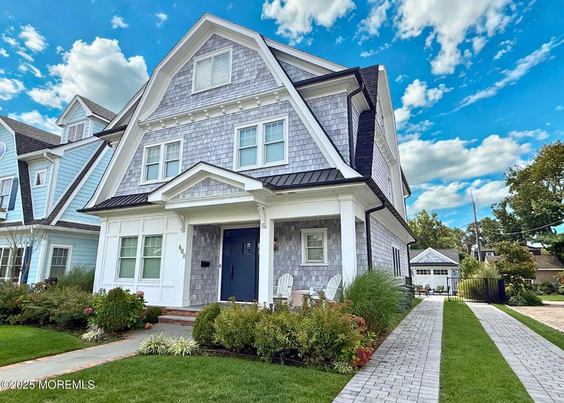 Exterior, Facade, Queen Anne Victorian