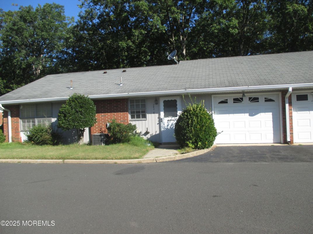 Attached, Exterior, Facade, Brick Facade, Ranch