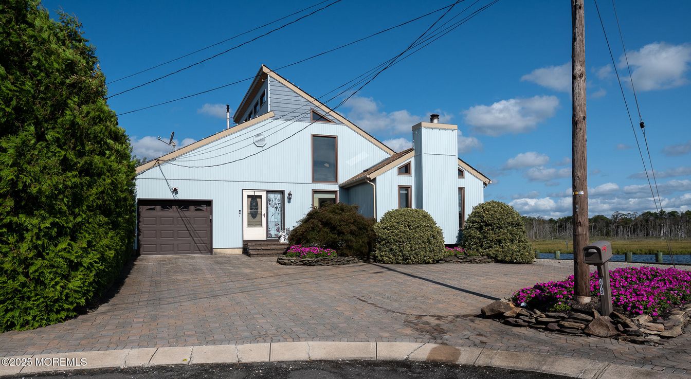 Attached, Exterior, Facade, Farmhouse