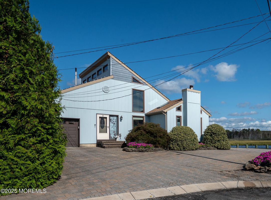 Attached, Exterior, Facade, Farmhouse