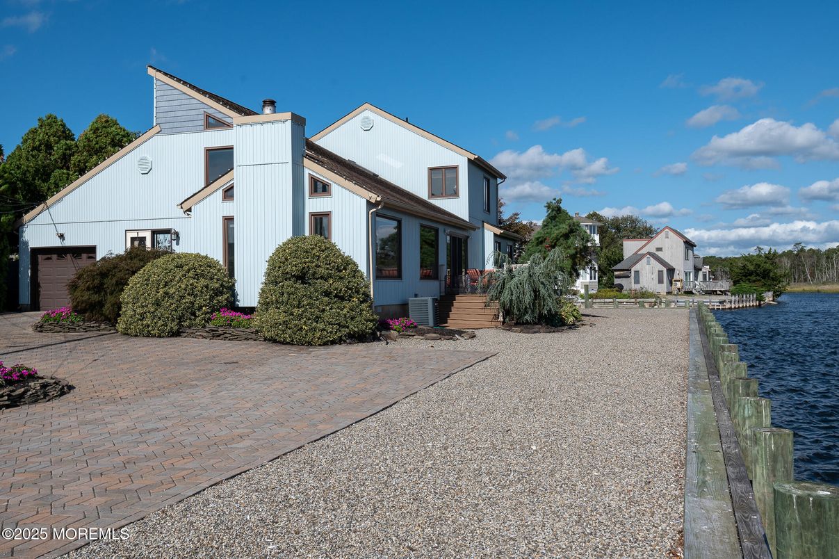 Attached, Exterior, Facade, Farmhouse