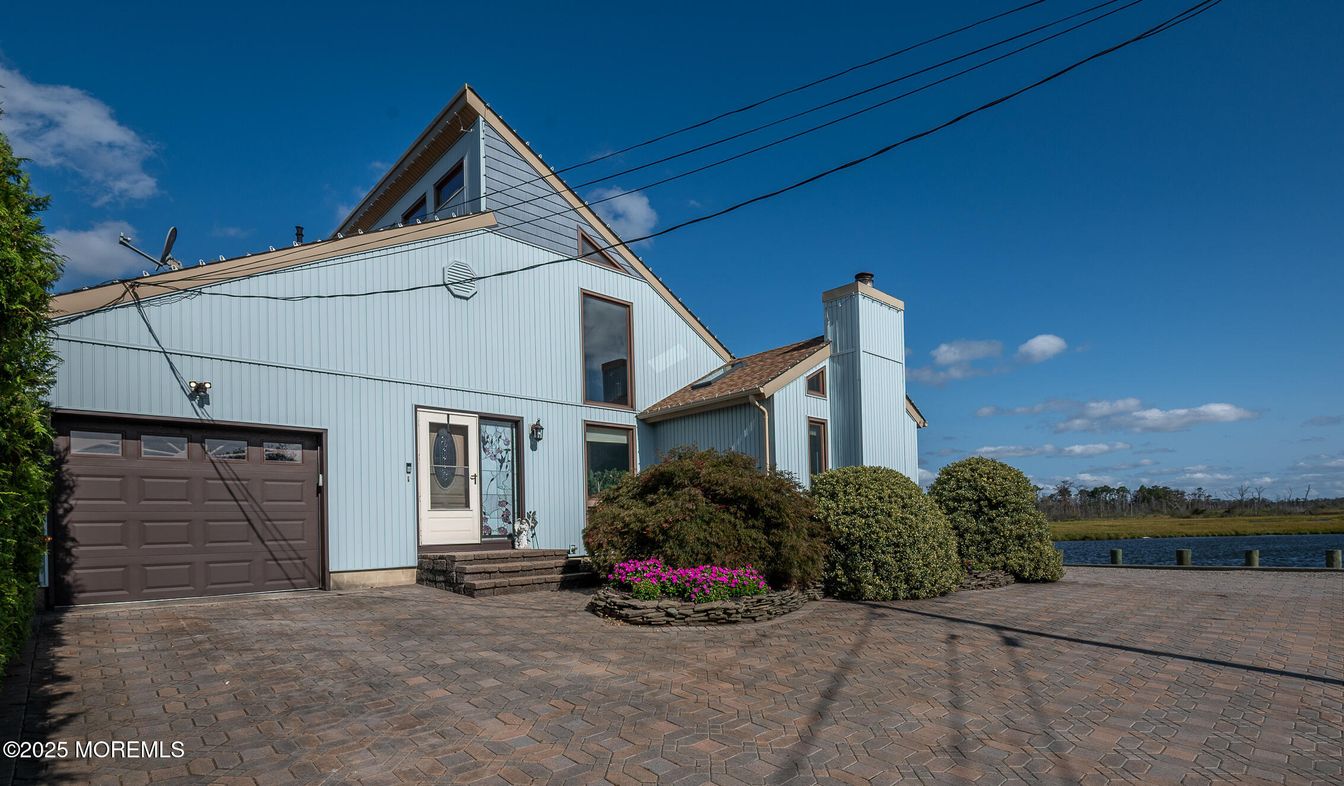 Attached, Exterior, Facade, Farmhouse