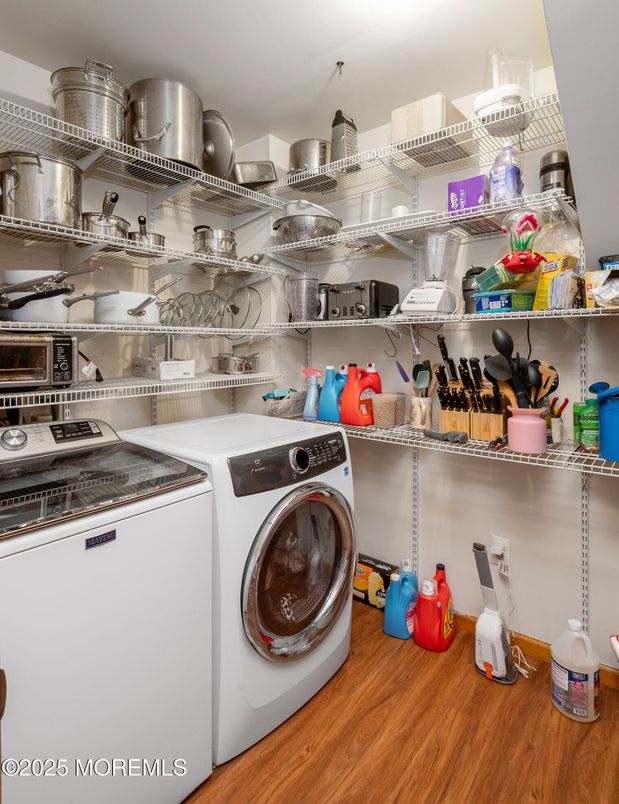 Interior, Utility Closets, Washer, Wood Texture Flooring