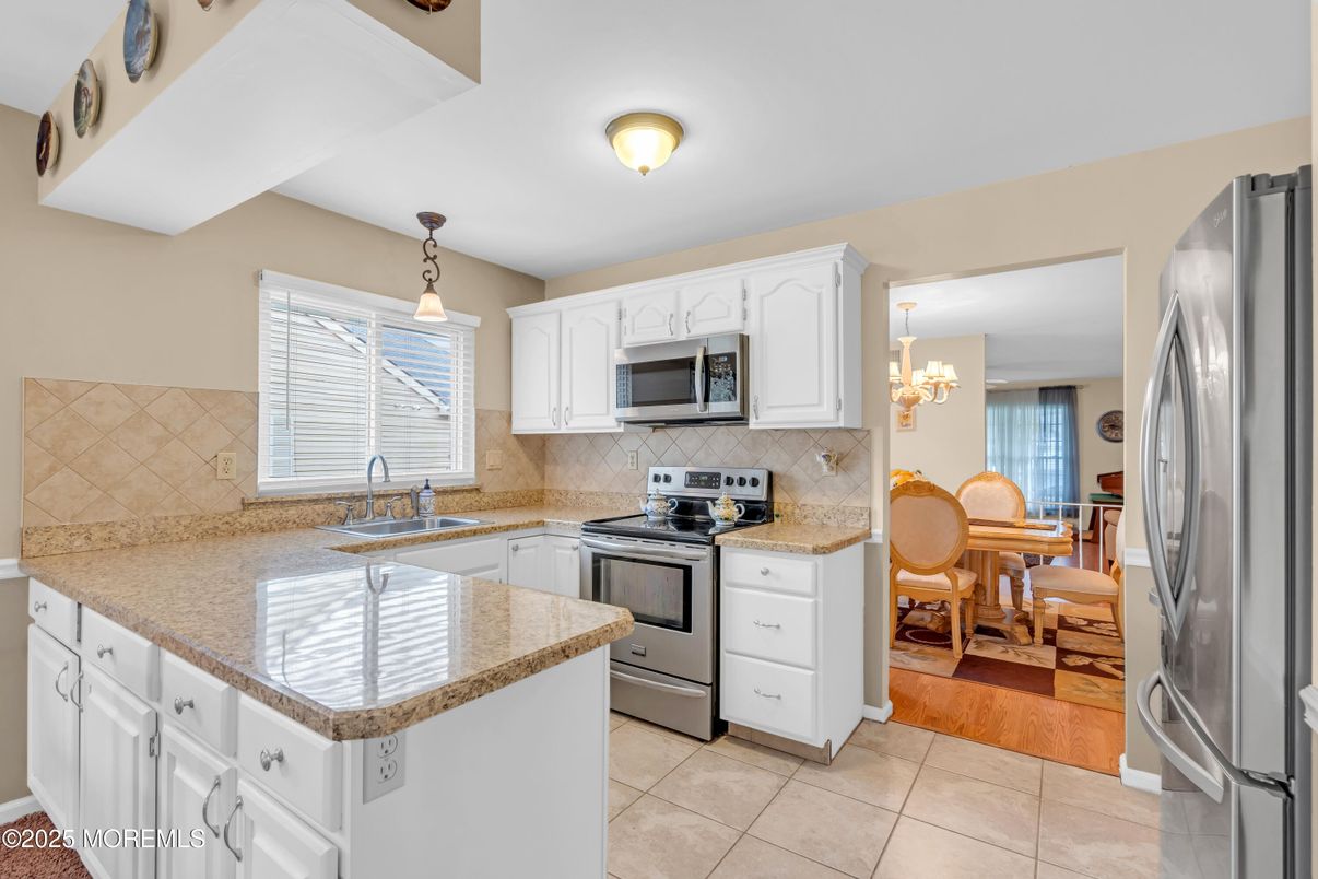 Chandelier, Dining room, Interior, Kitchen, Pendant Lights, Stainless Steel Appliances, Wood Texture Flooring