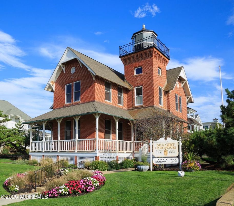 Exterior, Facade, Queen Anne Victorian