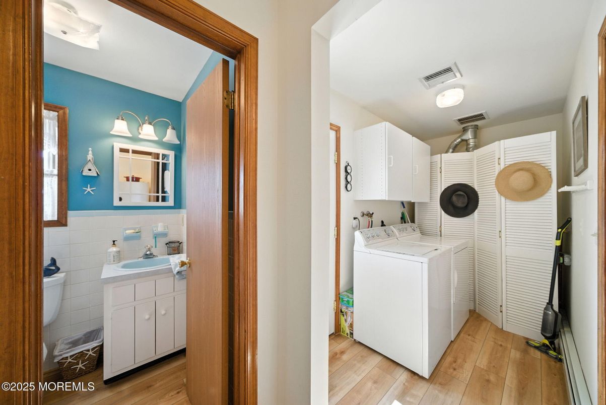 Interior, Utility Closets, Washer, Wood Texture Flooring