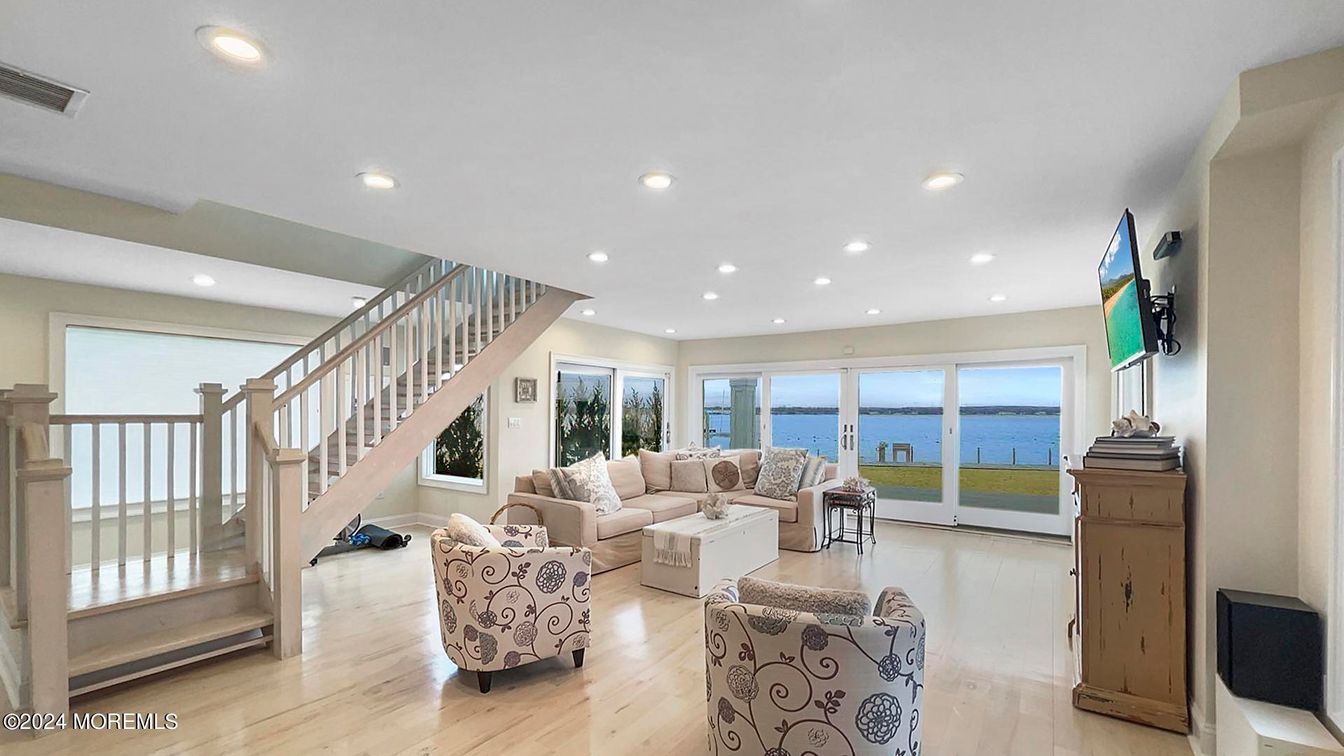 Interior, Living room, Recessed Lighting, Water, Wood Texture Flooring