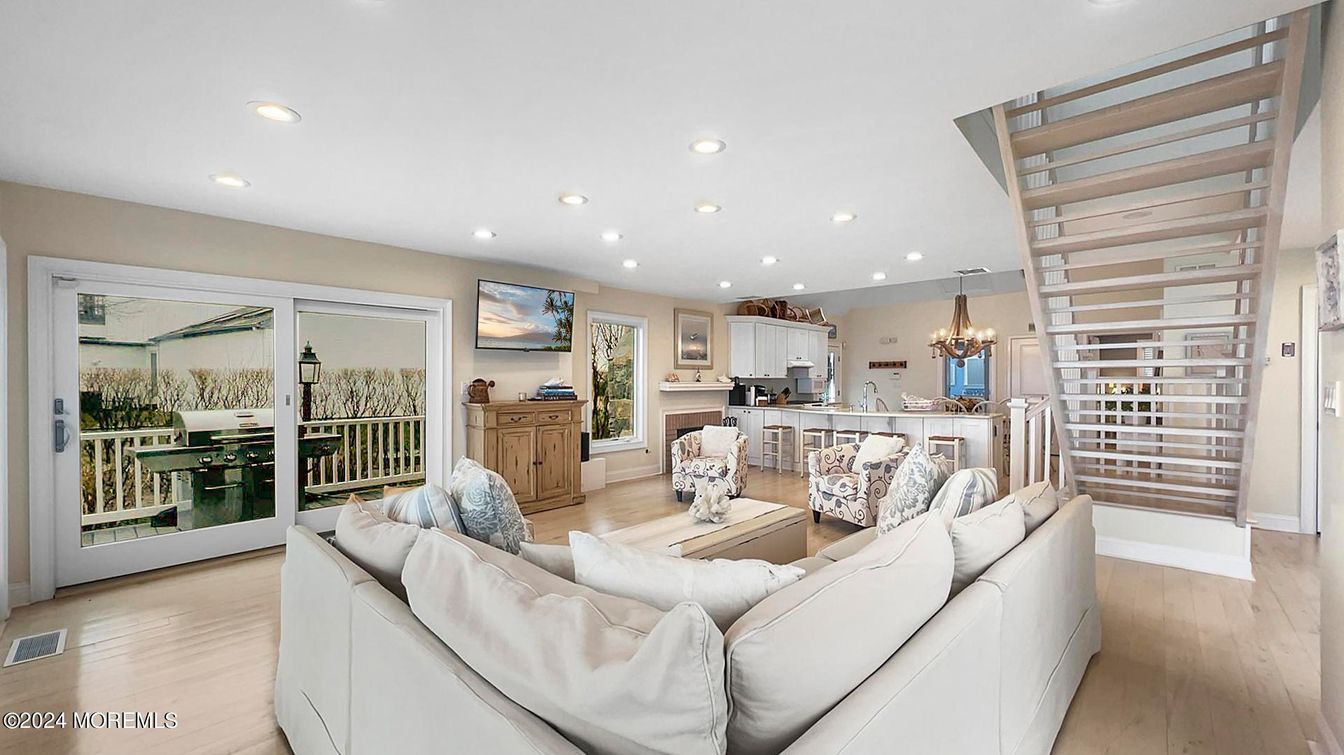 Chandelier, Dining room, Interior, Kitchen, Living room, Recessed Lighting, Wood Texture Flooring